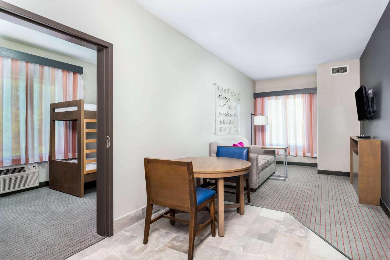 La Quinta Inn & Suites By Wyndham Augusta Fort Eisenhower Esterno foto